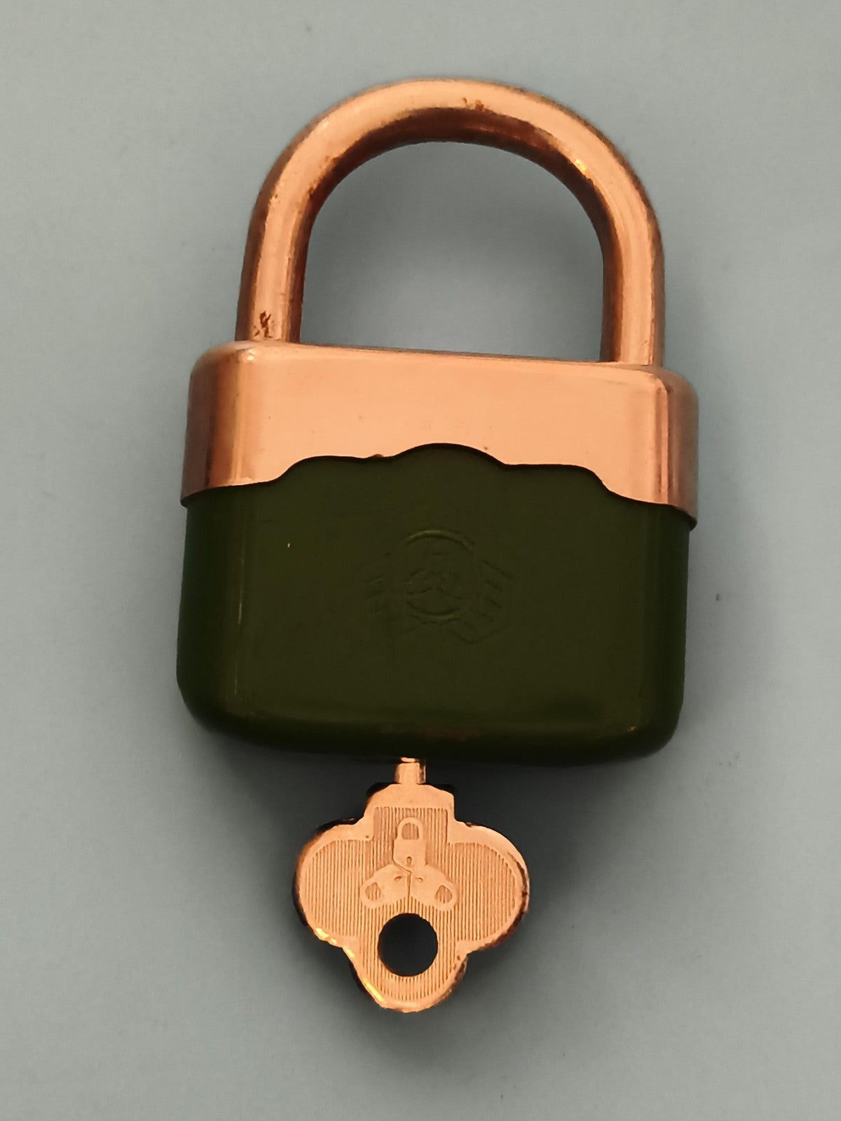 Cadenas ancien avec clé, vert et cuivre, style vintage sécurisé