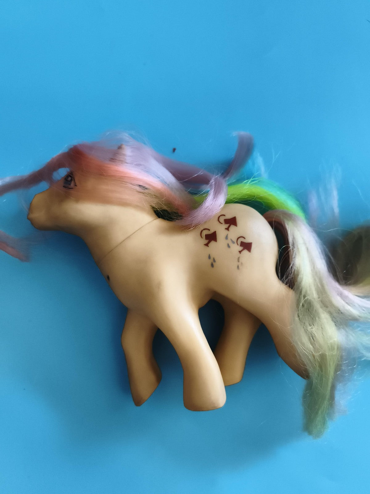 Poney jouet My Little Pony crinière multicolore flanc décor flèches