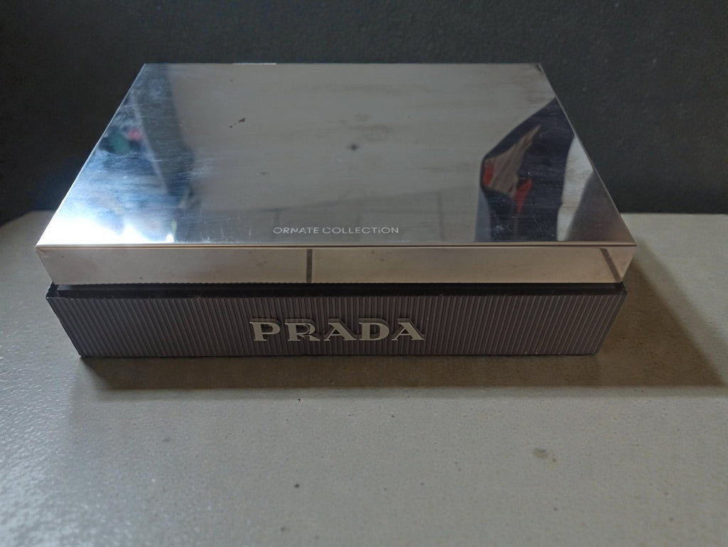 Présentoir ancien Prada vintage rare, objet de collection rétro marque luxe déco