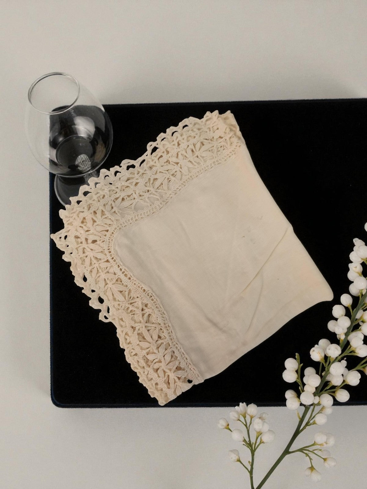 Serviette ancienne brodée dentelle crème vintage années 1950 linge rétro déco