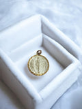 Médaille Vierge Marie vintage dorée ancien pendentif religieux rétro déco