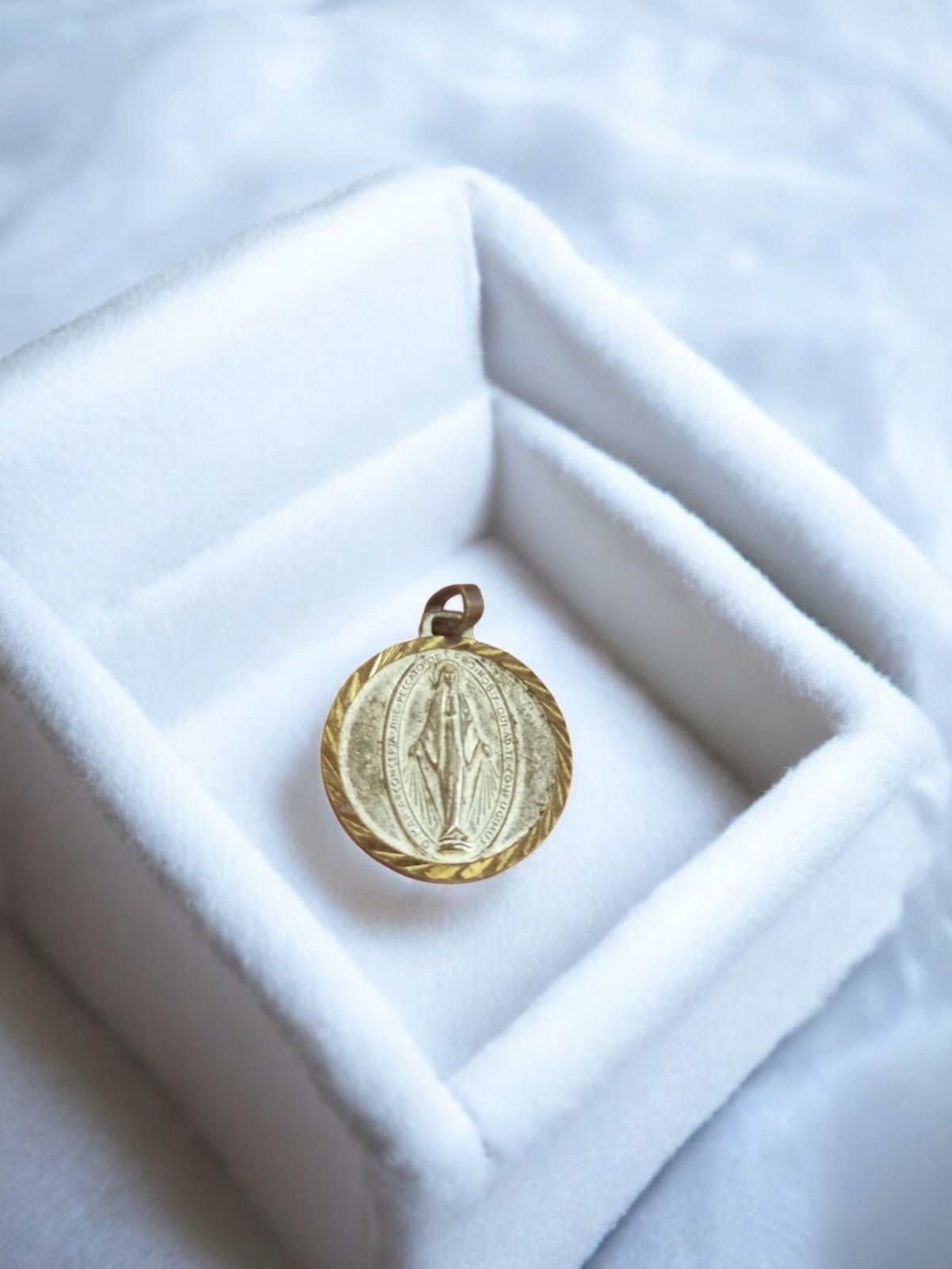 Médaille Vierge Marie vintage dorée ancien pendentif religieux rétro déco
