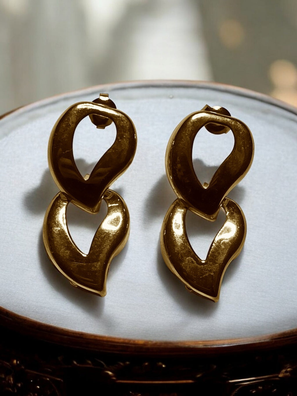 Paire de boucles d?oreilles vintage fantaisie dorées, design abstrait, ancien