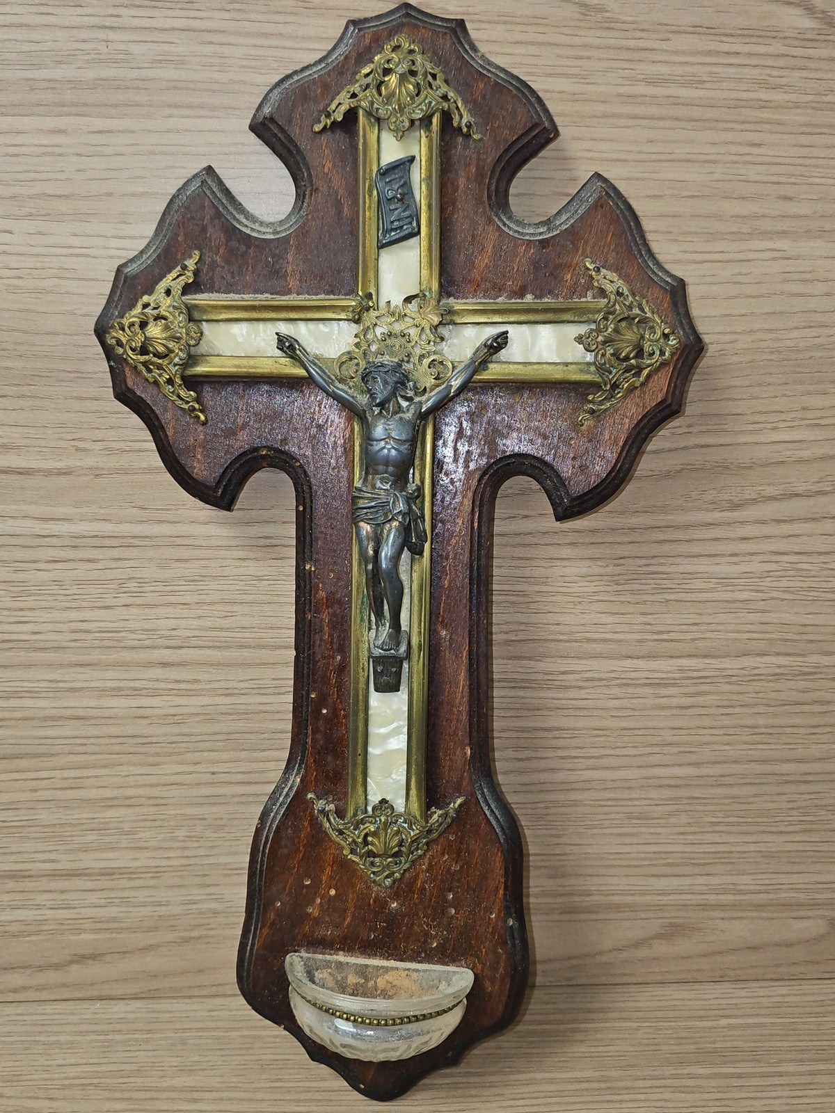 Grande croix catholique vintage crucifix ancien en nacre pour collection déco