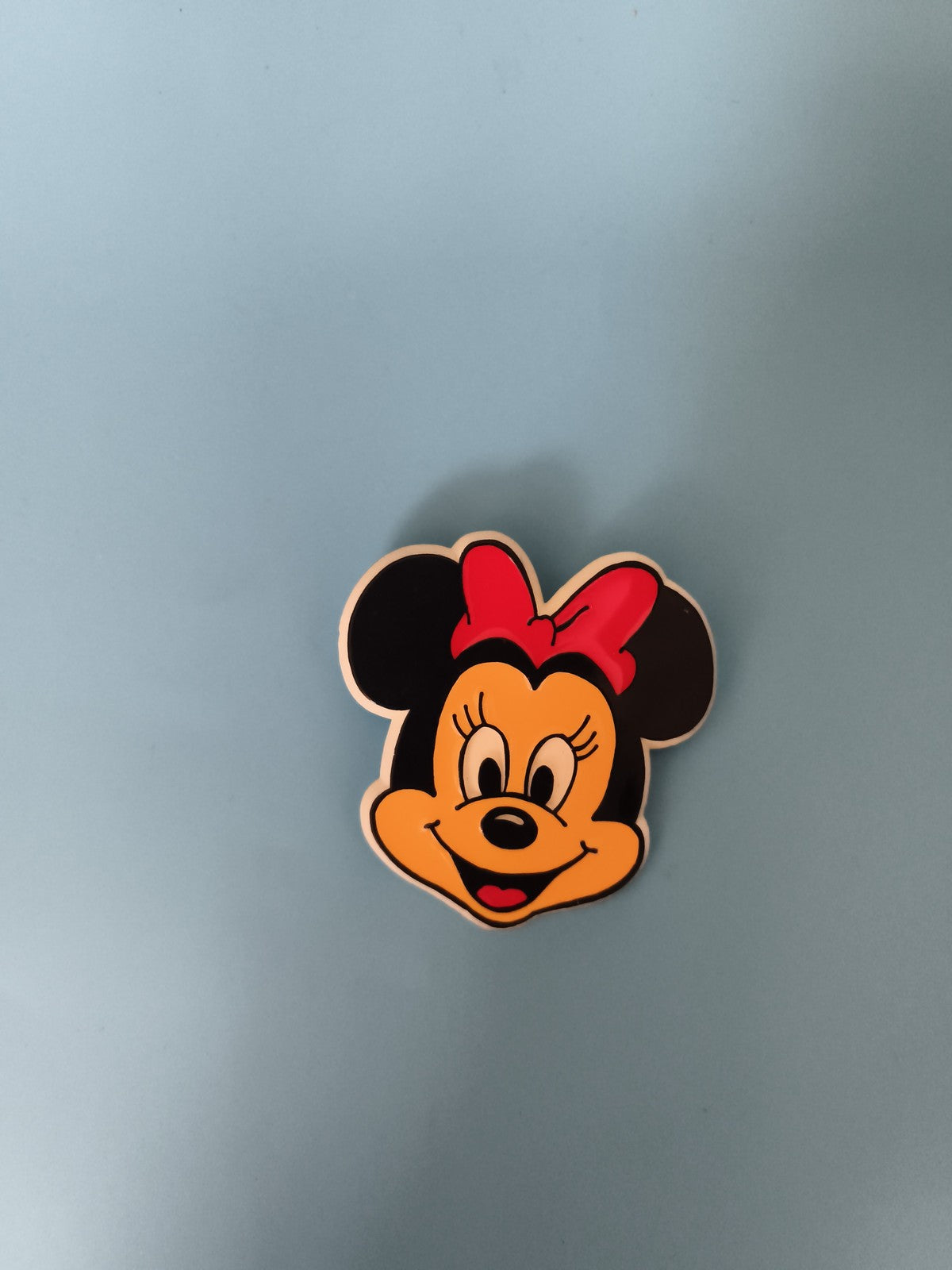 Pin's Disney Minnie Mouse visage ruban rouge badge