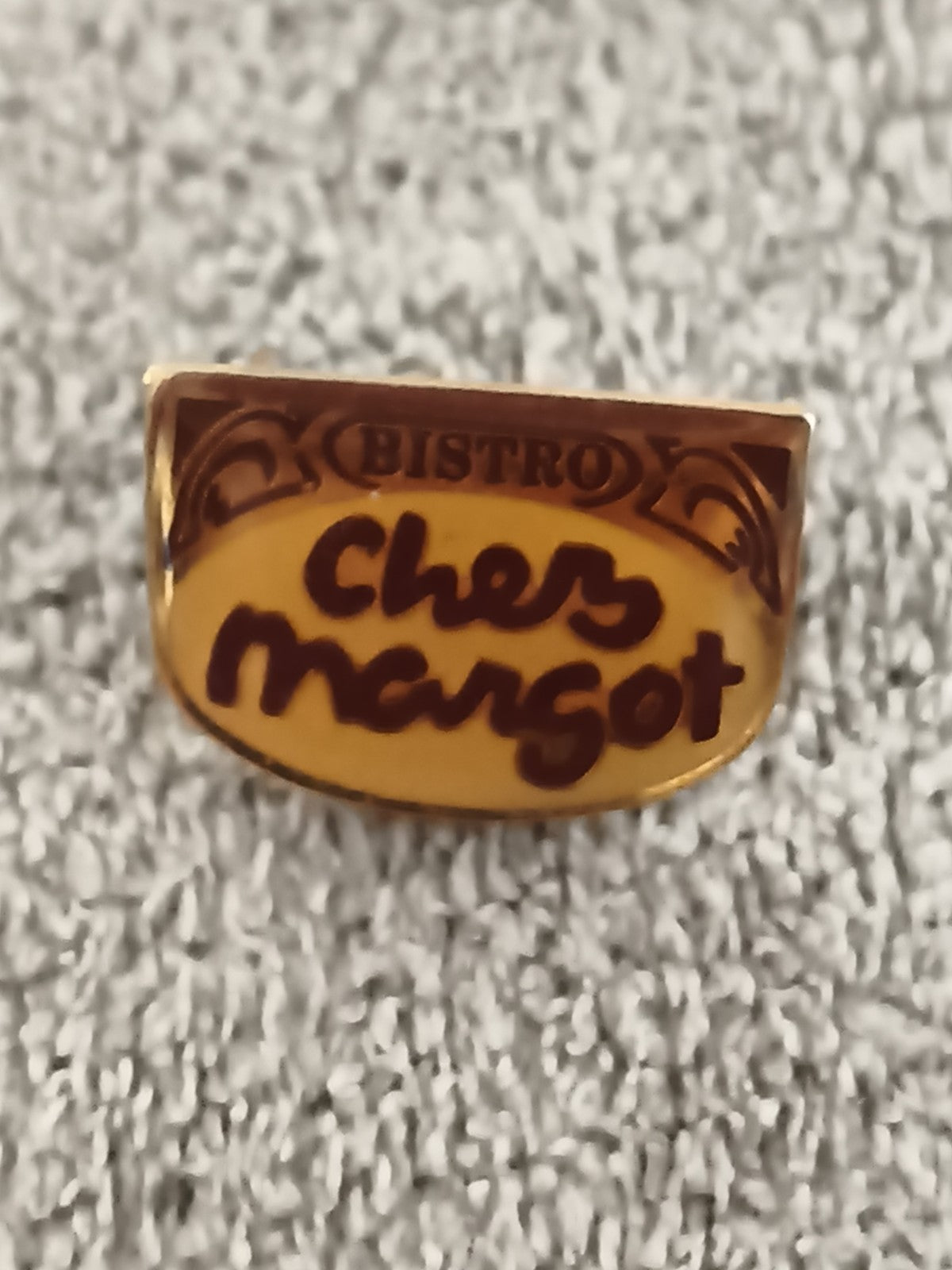 Pin's vintage bistrot Chez Margot émaillé badge rétro (Ref 5)