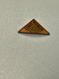 Pin's vintage Leroy Merlin triangle jaune vert logo ancien collection