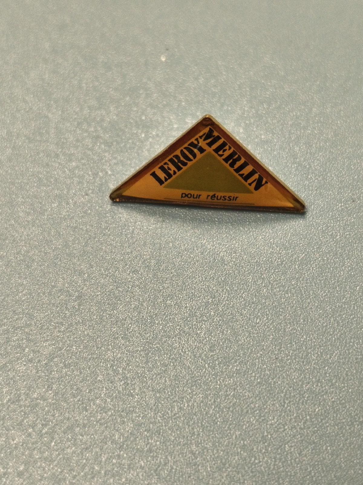 Pin's vintage Leroy Merlin triangle jaune vert logo ancien collection