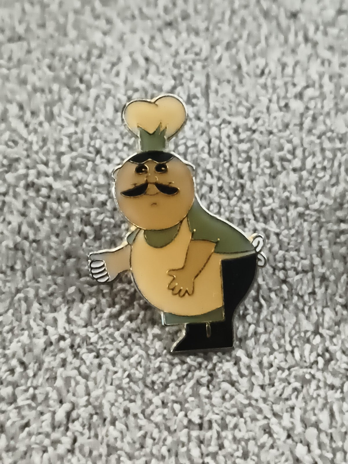 Pin's vintage chef cuisinier moustachu, émaillé, dessin humoristique (Ref 9)