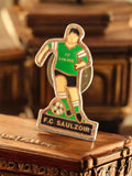 Pin's vintage F.C. Saulzoir football joueur vert émaillé badge rétro