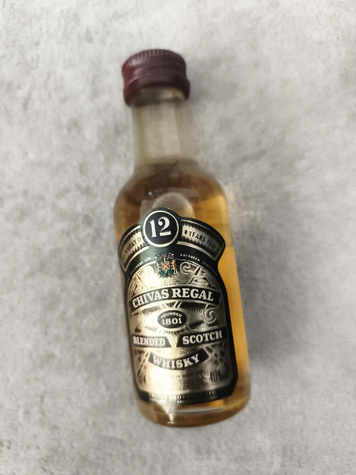 Miniature whisky Chivas Regal 12 ans bouteille décorative partiellement remplie