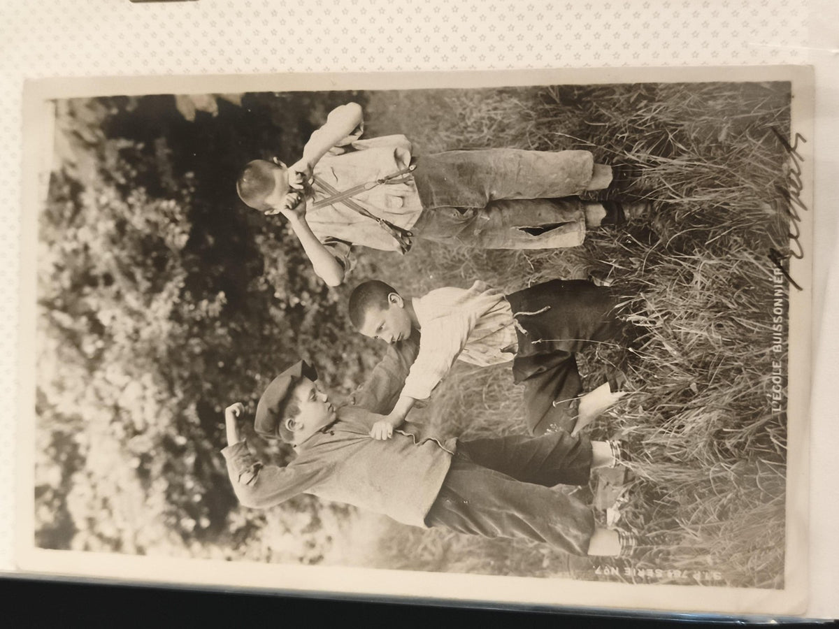 Carte postale ancienne L'École Buissonnière photo vintage enfants noir et blanc