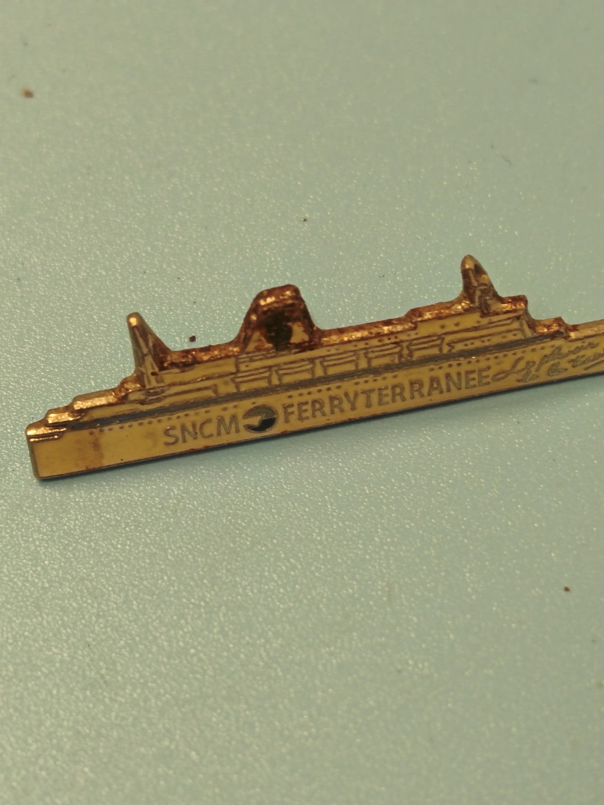 Pin's vintage SNCM Ferryterranée doré, forme paquebot, collection marine