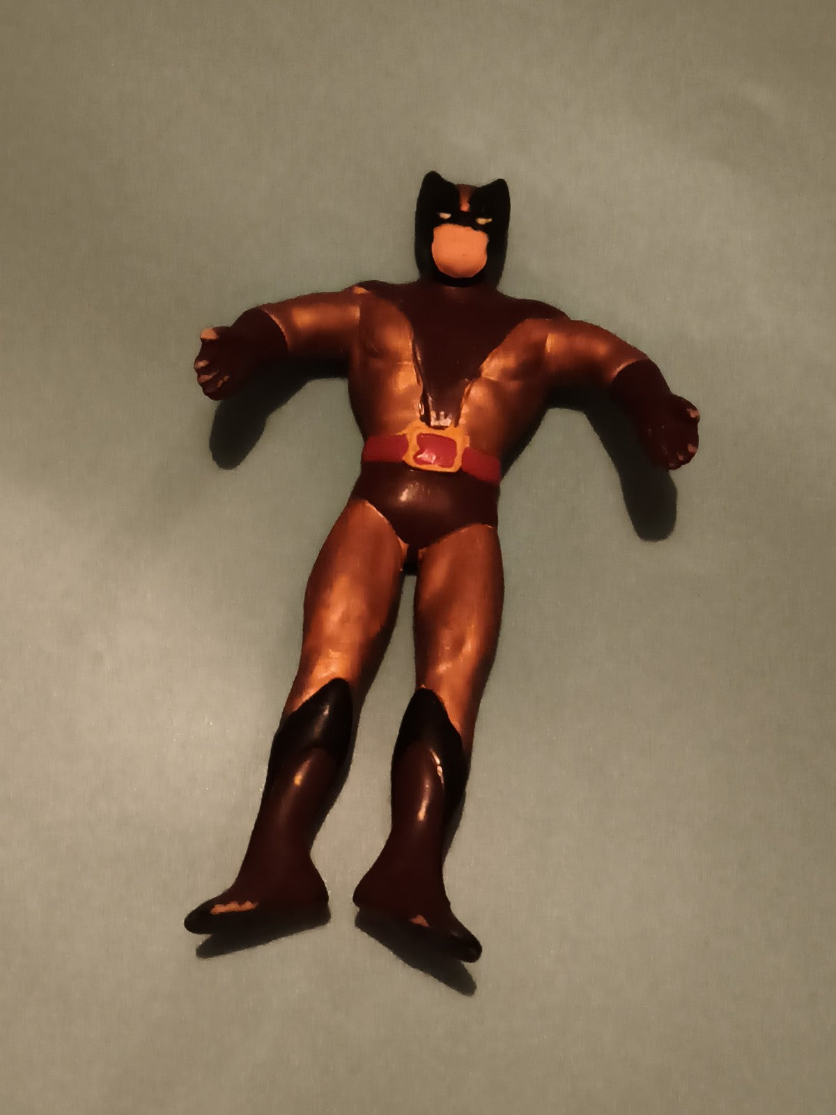 Figurine Batman costume marron noir ceinture rouge super-héros DC comics