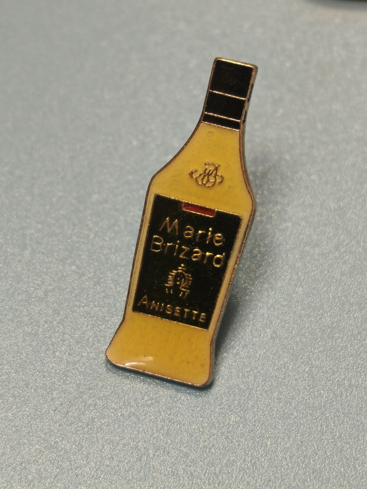 Vintage pin's Marie Brizard bouteille anisette émaillé collection bar (Ref 3)