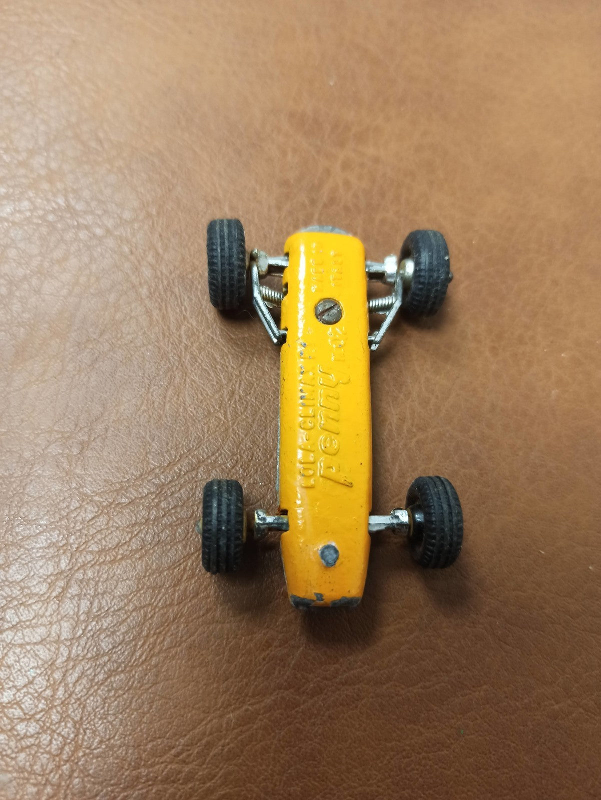 Figurine rétro Penny Polytoys voiture jaune vintage années 80 jouet ancien rare