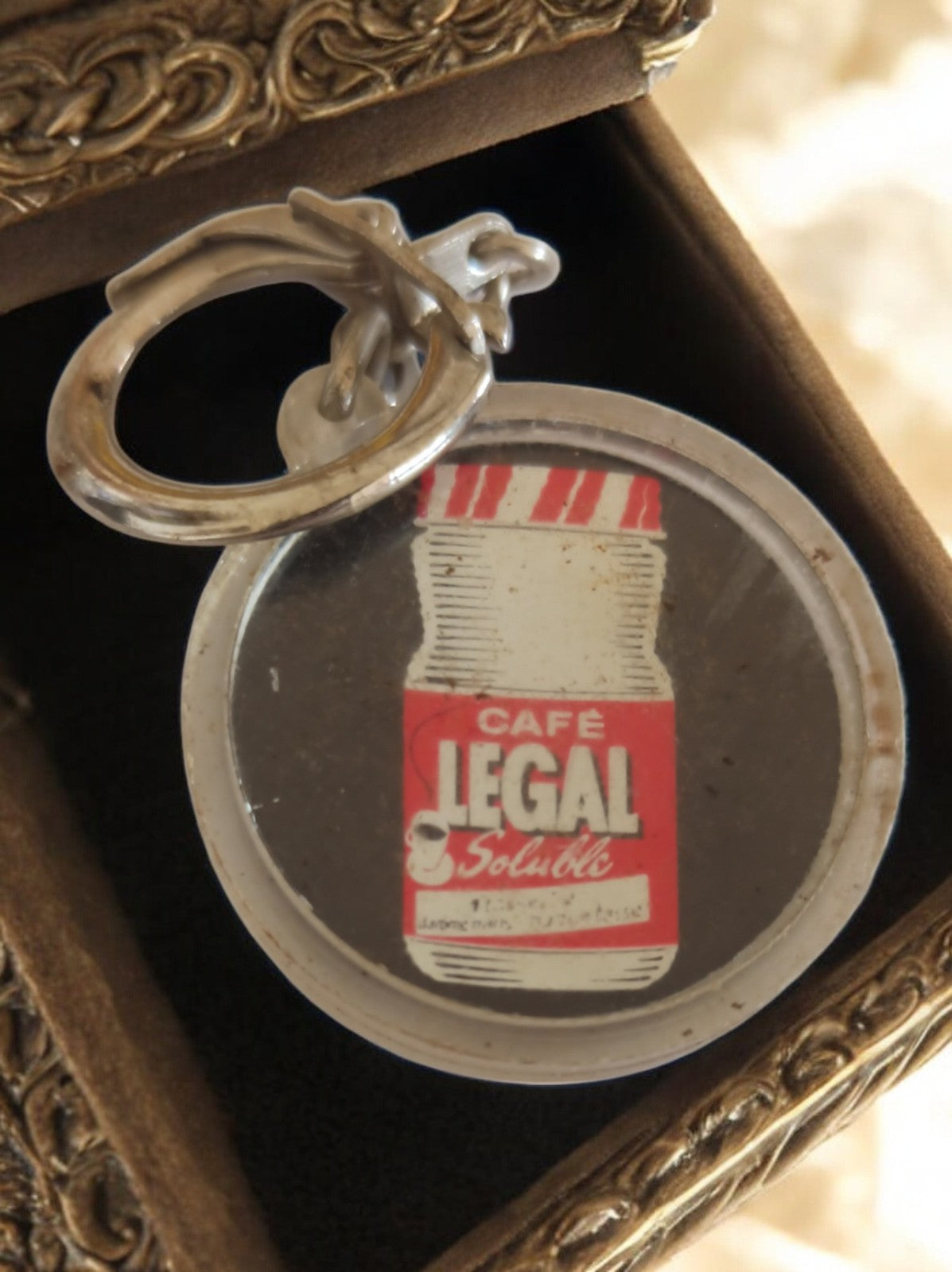 Porte-clés vintage Café Legal publicitaire rond visuel bocal rouge rétro