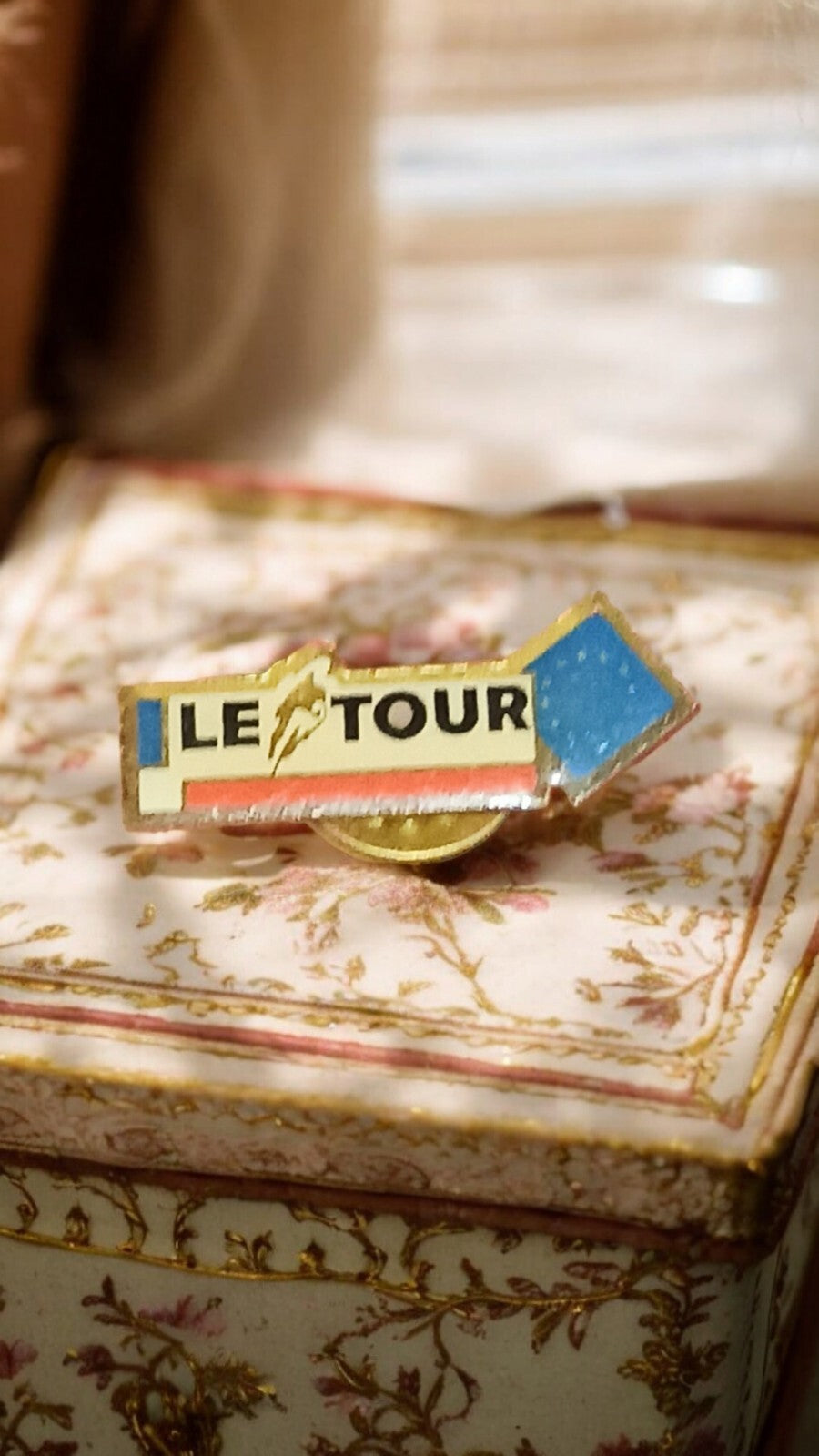 Vintage Tour de France cycling pin, tricolor arrow, old badge
