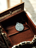 Médaille religieuse vintage, finition argentée, motif sacré, pendentif ancien