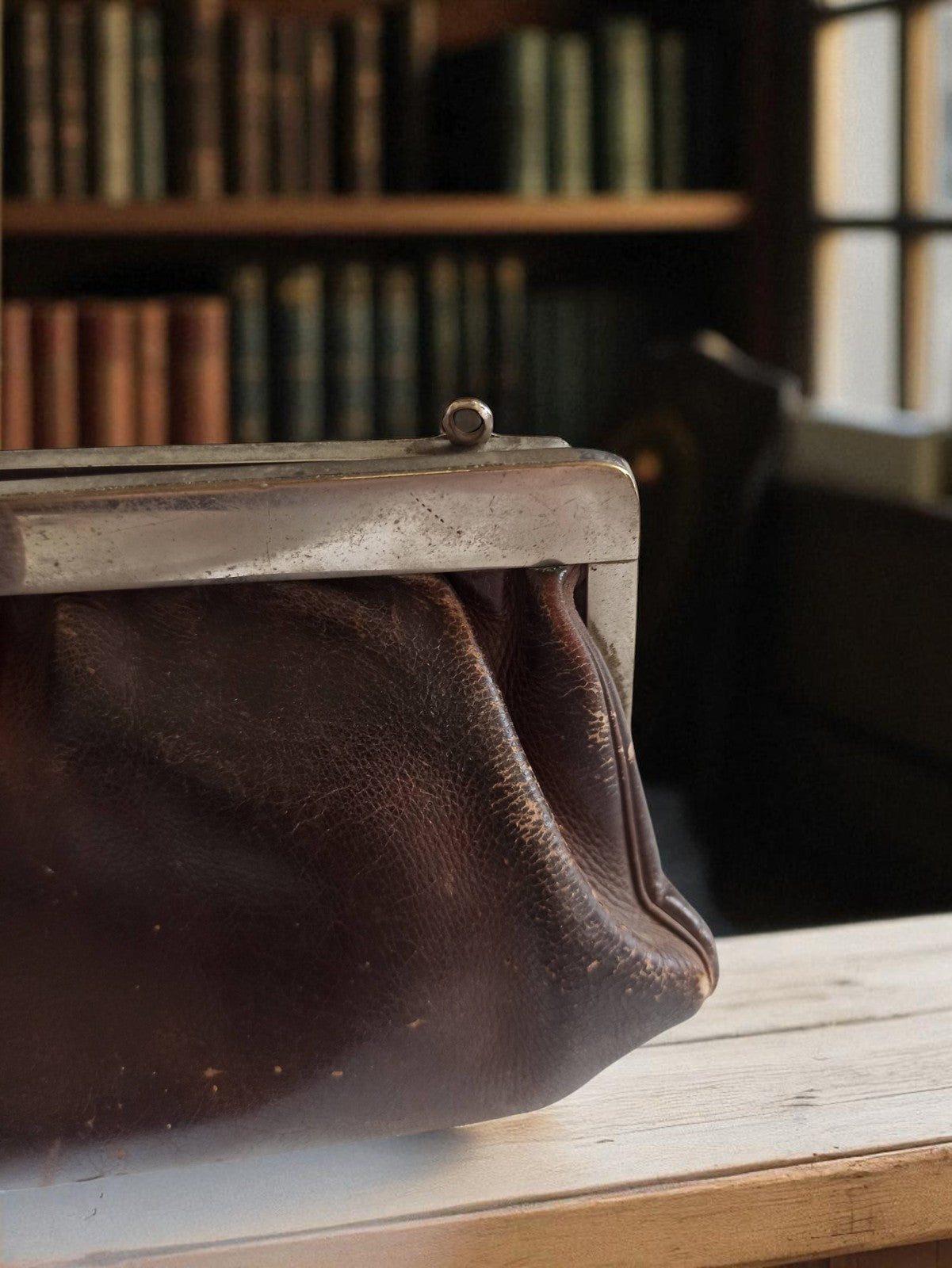 Sacoche ancienne vintage cuir marron, fermoir métal, rétro années 50-60