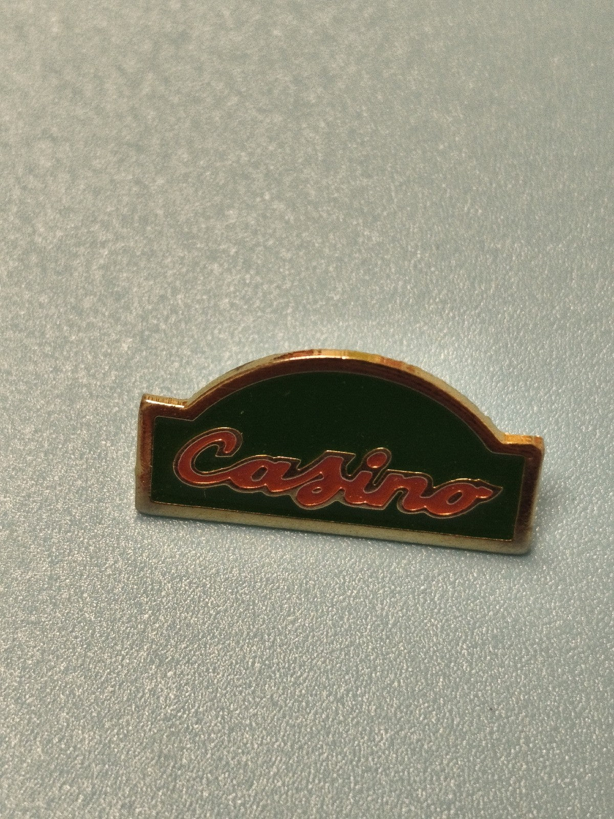 Vintage pin's Casino vert doré inscription rétro collectionneur (Ref 13)