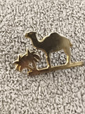 Pin's vintage chameau oasis doré, broche animal désert (Ref 1)