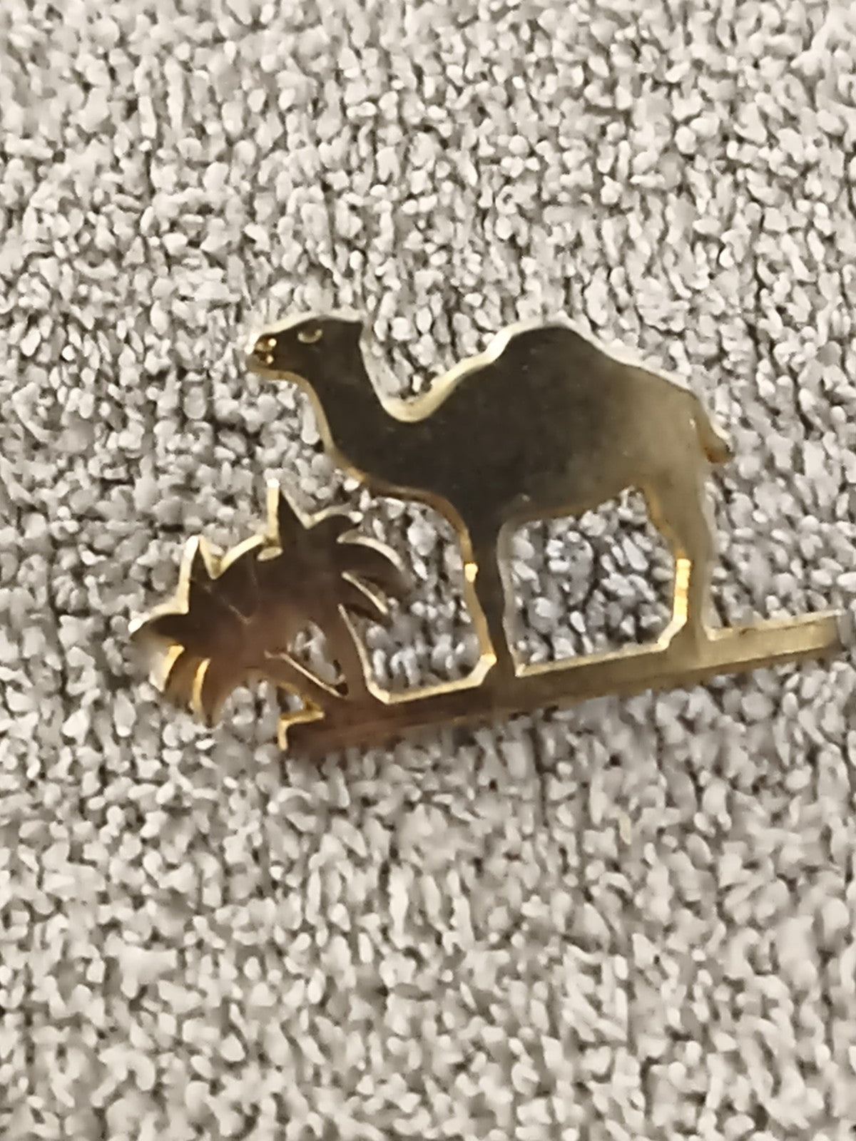 Pin's vintage chameau oasis doré, broche animal désert (Ref 1)