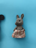 Figurine Sylvanian Families lapin gris jupe fleurie jouet animal miniature