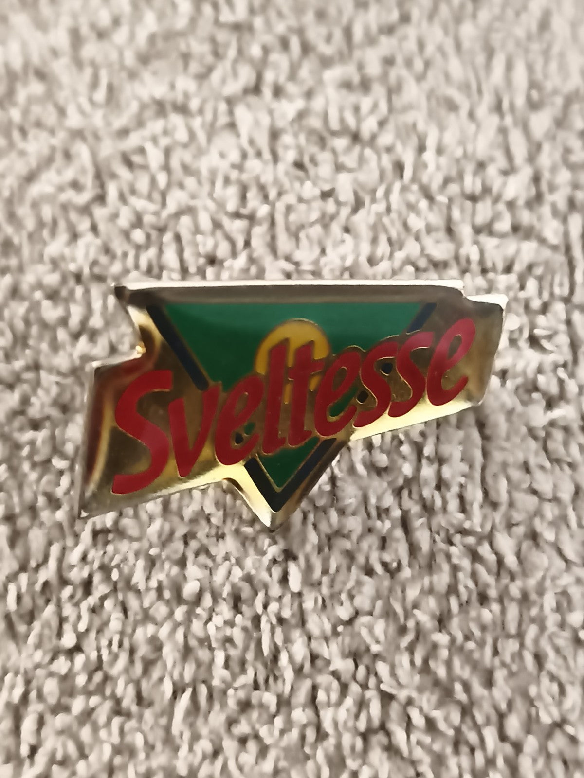 Pin's publicitaire vintage Sveltesse logo vert rouge doré années 90 (Ref 4)