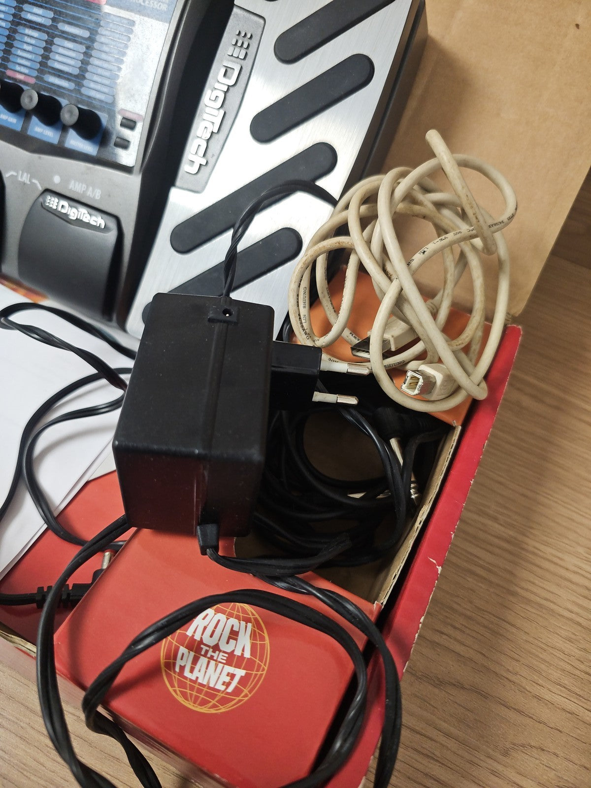 Processeur multi-effets guitare DIGITECH RP350 avec module batterie intégré