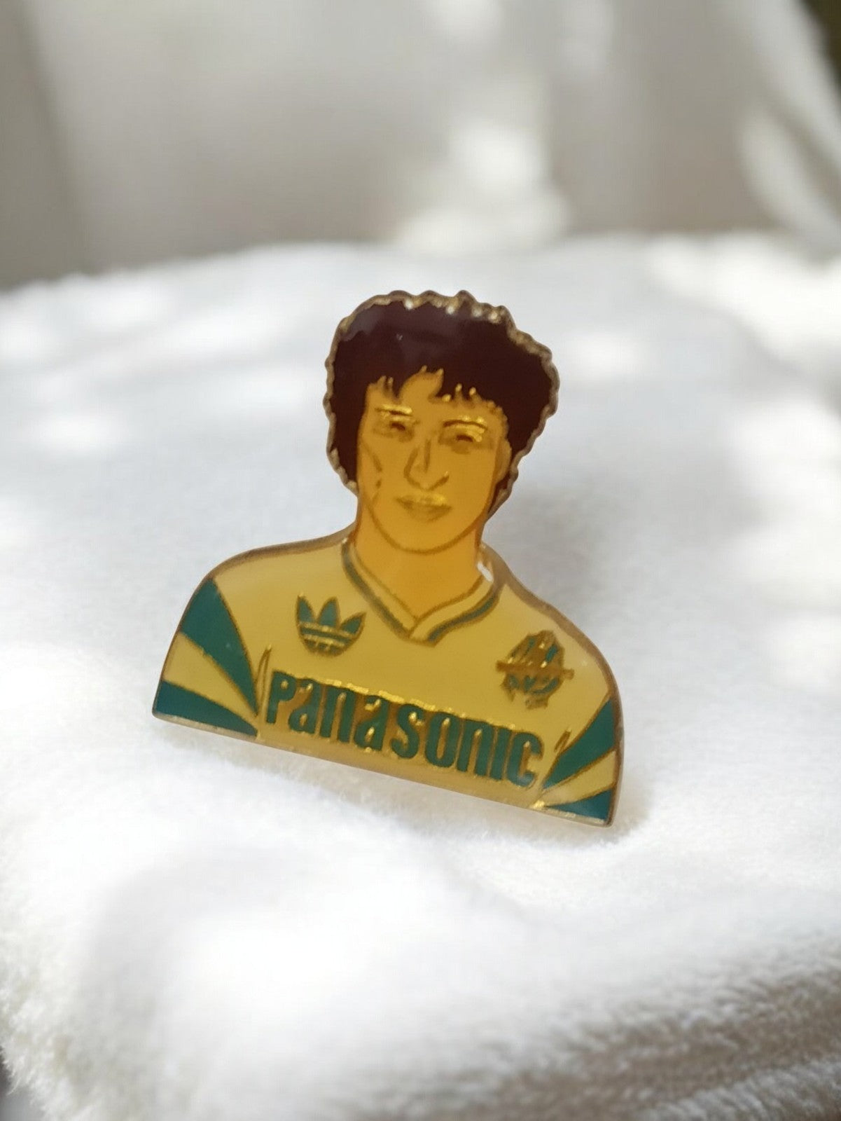 Pin's vintage joueur OM Panasonic Adidas années 80 badge rétro football