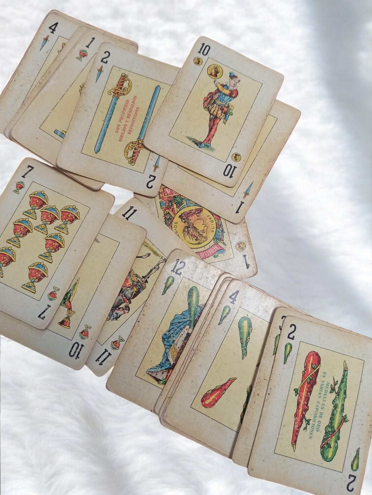 Jeu de cartes espagnol ancien vintage rétro, illustrations couleurs, état d?usag