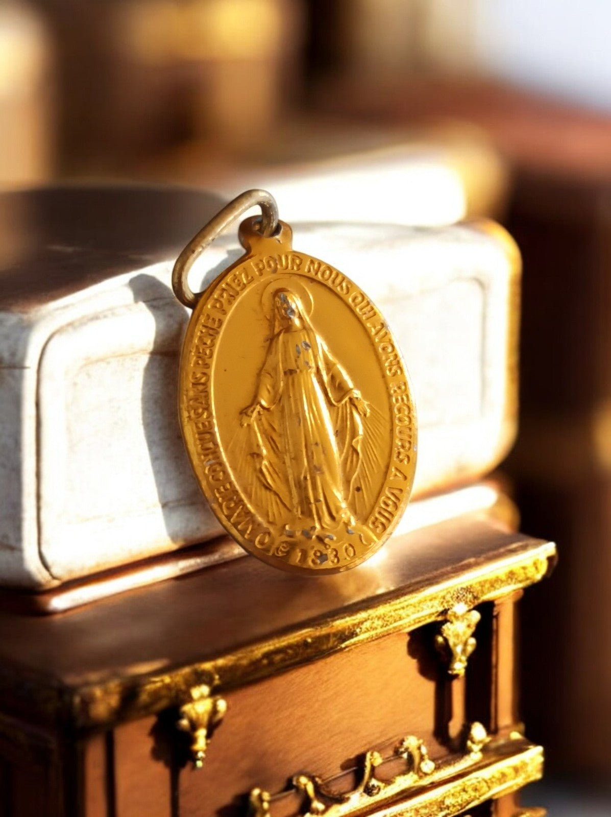 Médaille miraculeuse ancienne métal doré Vierge Marie prière 1830 religieux