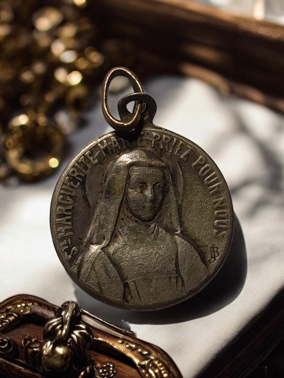 Médaille religieuse Sainte Marguerite, finition patinée, priez pour nous, occasi