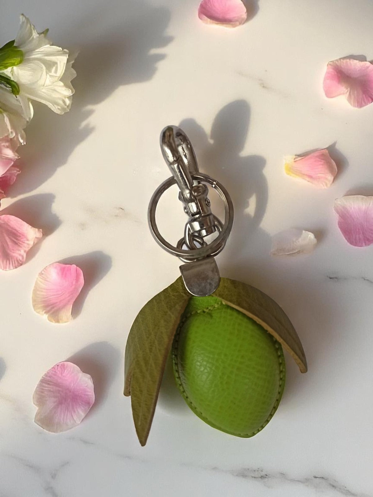 Porte-clés vintage cuir vert forme fruit, accessoire rétro, métal argenté
