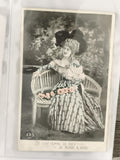 Carte postale ancienne femme costume 1900, A.K.S 571, roses, message romantique