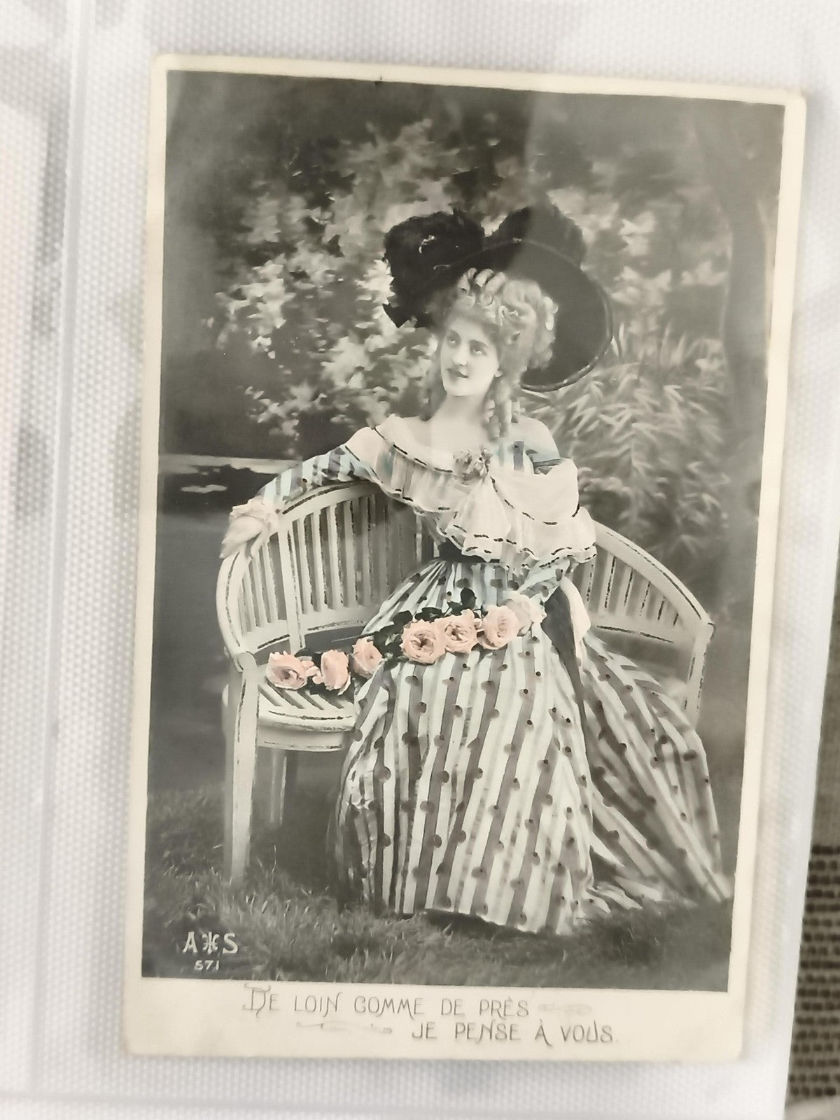 Carte postale ancienne femme costume 1900, A.K.S 571, roses, message romantique