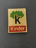Pin's rétro ancien Kinder Surprise collection rare vintage badge jouet années 90