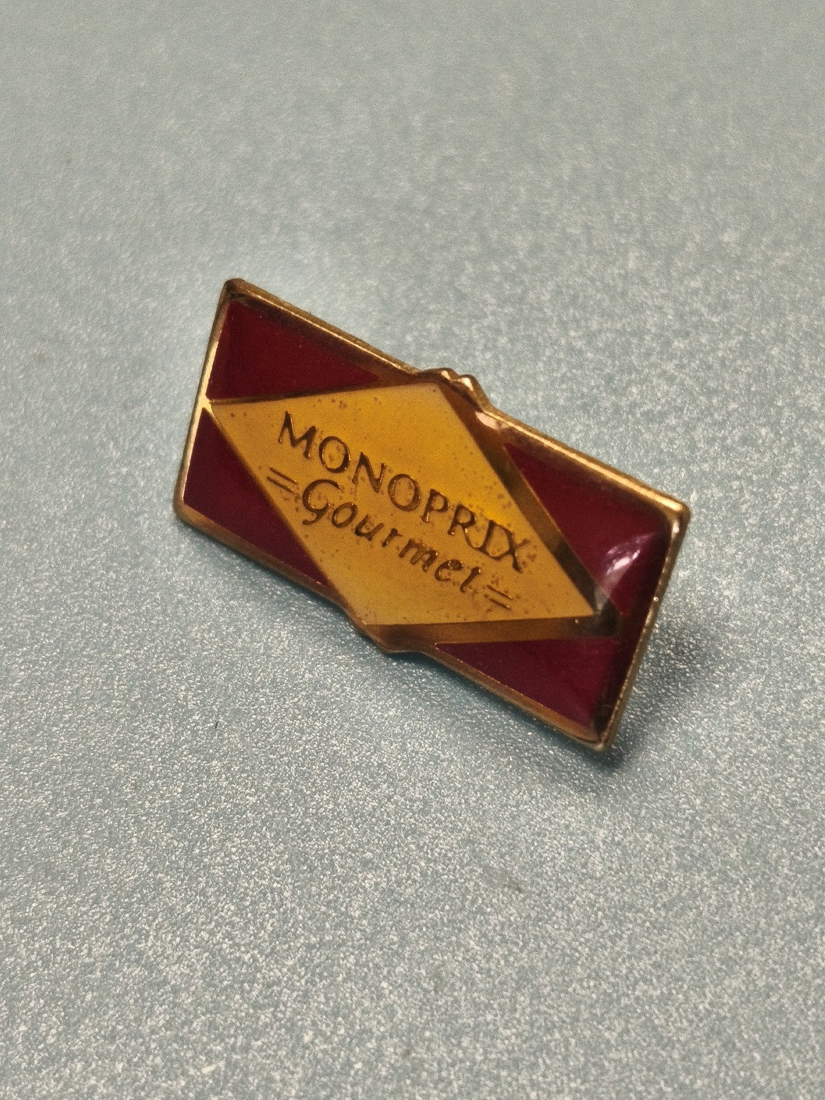 Vintage pin's Monoprix Gourmet émaillé rouge et jaune ancien collection