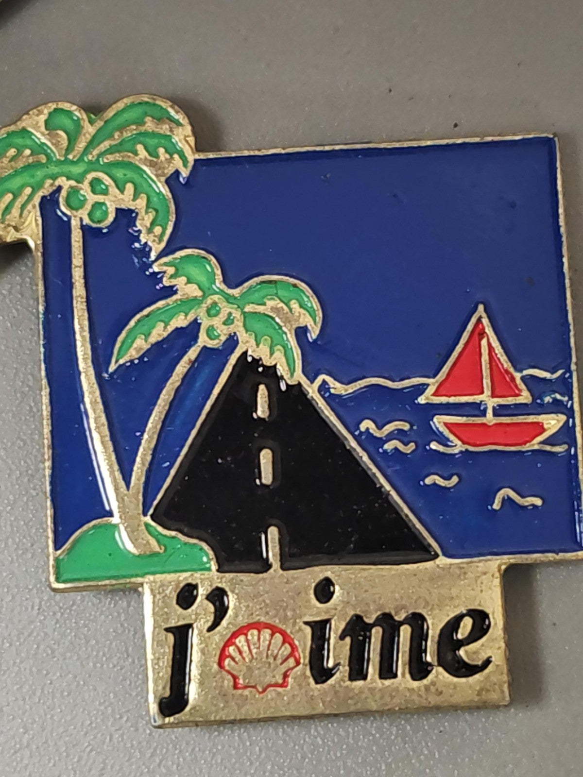 Pin's ancien rétro Esso, badge publicitaire collection vintage, objet de garage