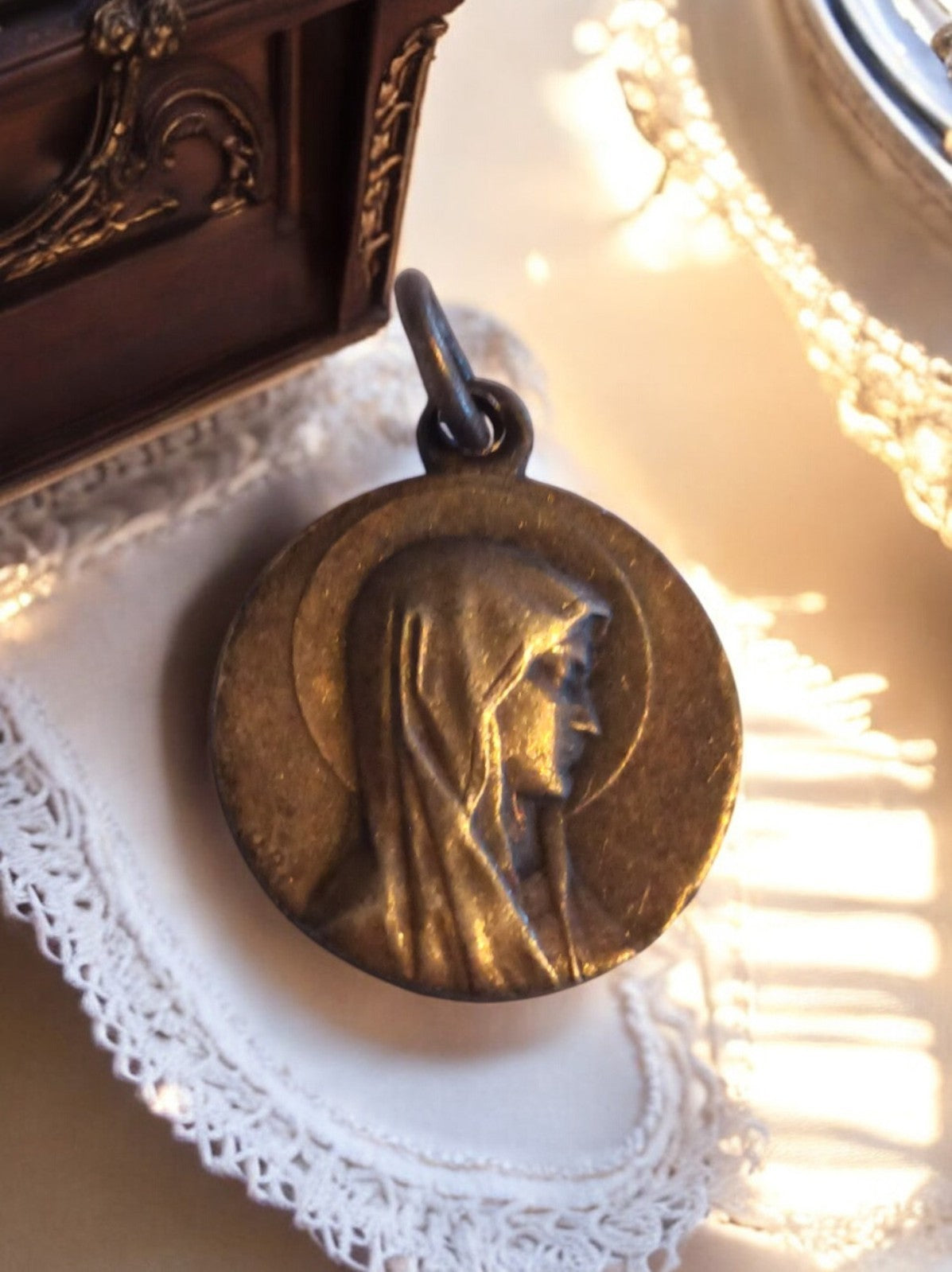 Médaille religieuse vintage Vierge profil doré pendentif ancien