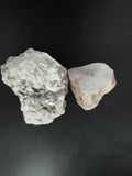 Lot 2 pierres minérales brutes aspect quartz blanc gris décor géologie