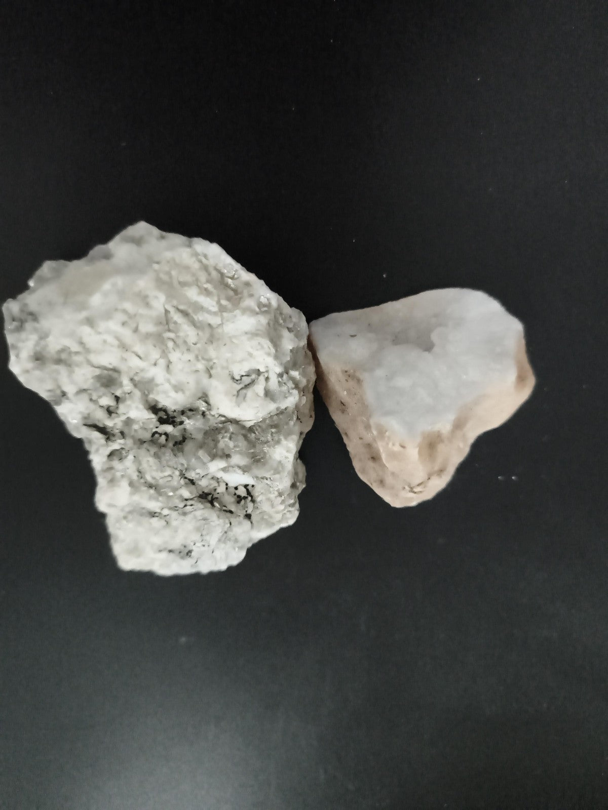 Lot 2 pierres minérales brutes aspect quartz blanc gris décor géologie