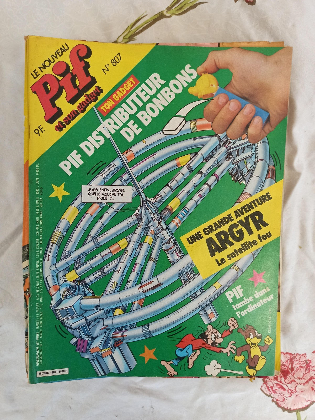 Magazine Pif n°807 vintage 9F avec gadget distributeur bonbons années 80 rétro