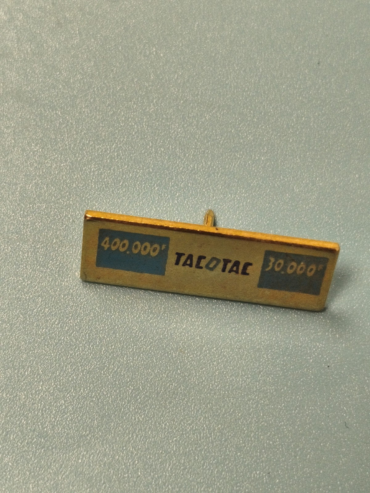 Pin's vintage publicitaire TACOTAC rectangulaire bleu jaune ancien loterie