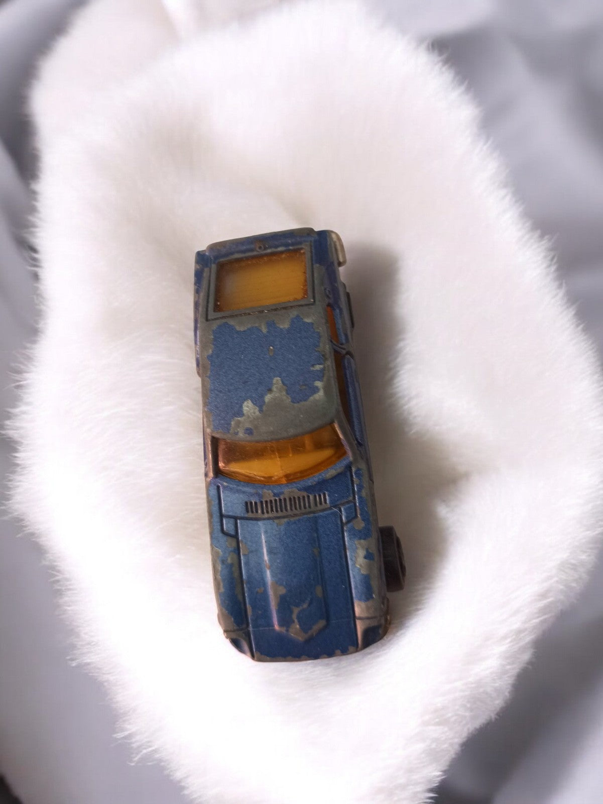Voiture miniature vintage ancienne, modèle rétro pour collection ou décoration
