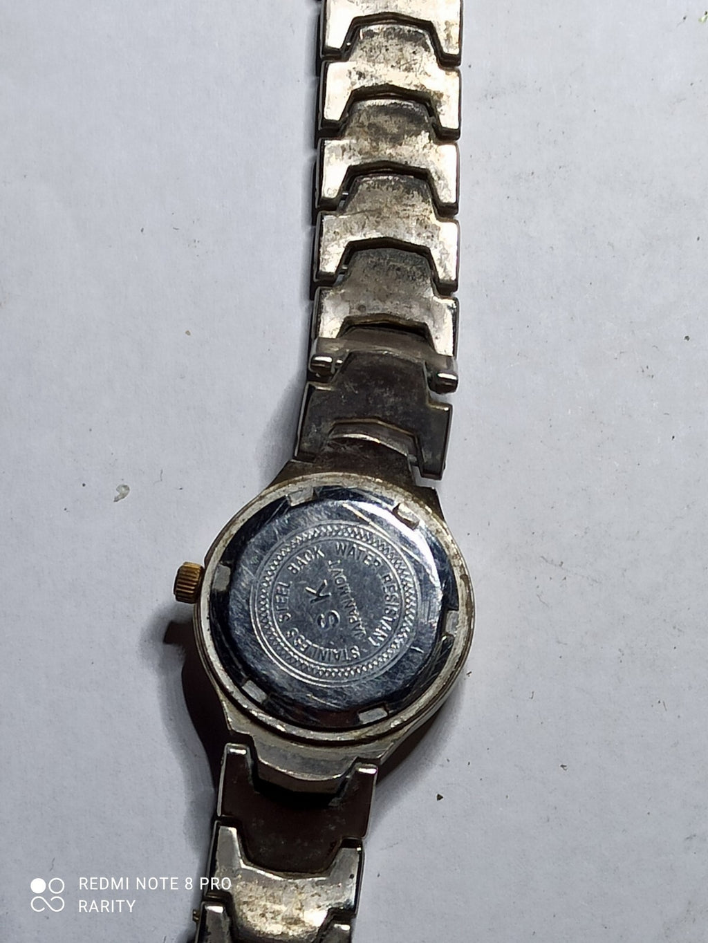 Montre femme SK vintage rétro, bracelet argenté, cadran doré élégant