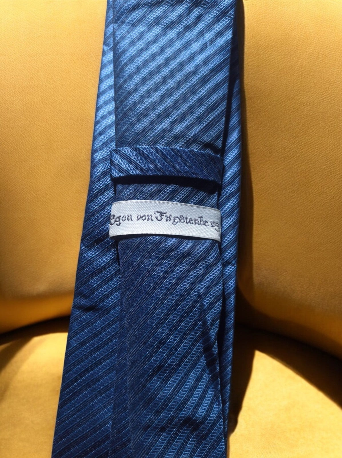 Cravate vintage en soie bleu motif rayé élégant, marque Soie