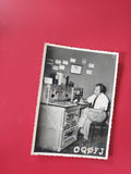 Photo carte radio opérateur radioamateur noir et blanc fond rouge