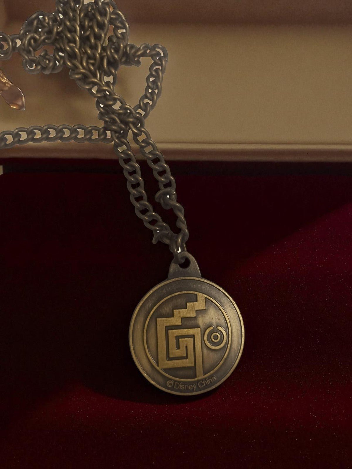 Collier pendentif Disney vintage métal, motif Atlantis rétro, occasion rare